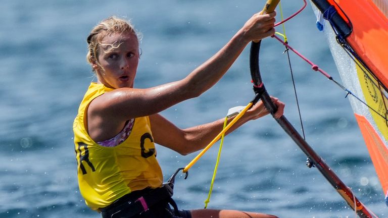 La británica Emma Wilson es la regatista más joven de la escuadra británica e hija de un windsurfista olímpico en dos ocasiones.