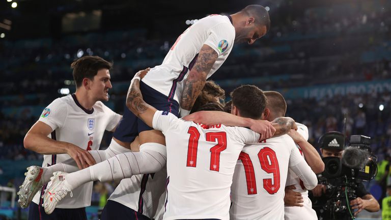 I giocatori dell'Inghilterra festeggiano il gol di Harry Kane contro l'Ucraina