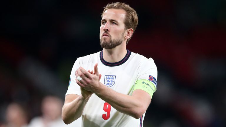 Harry Kane, da Inglaterra, aplaude os fãs depois de perder para a Itália nos pênaltis