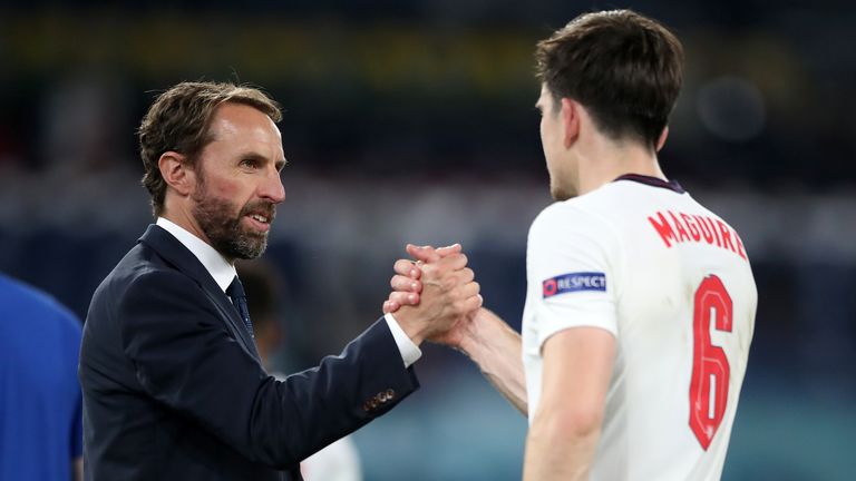 Gareth Southgate et Harry Maguire célèbrent la victoire de l'Angleterre contre l'Ukraine à l'Euro 2020