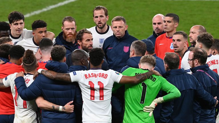 Southgate talks to his players ahead of the shootout