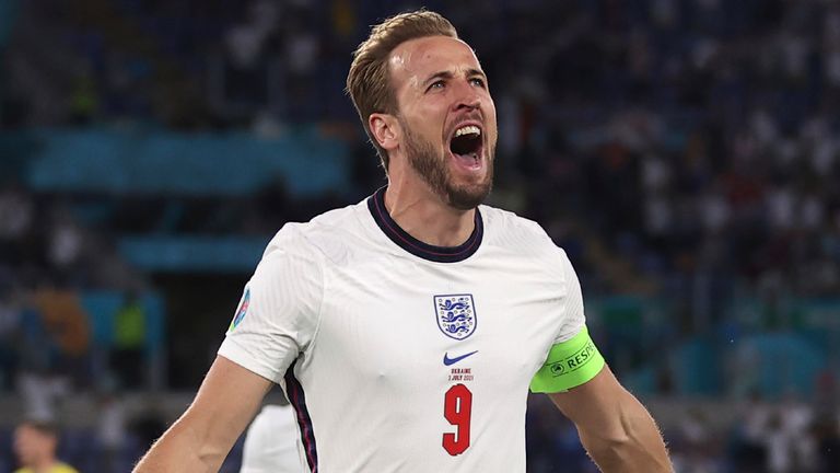 Harry Kane célèbre le but de l'Angleterre contre l'Ukraine