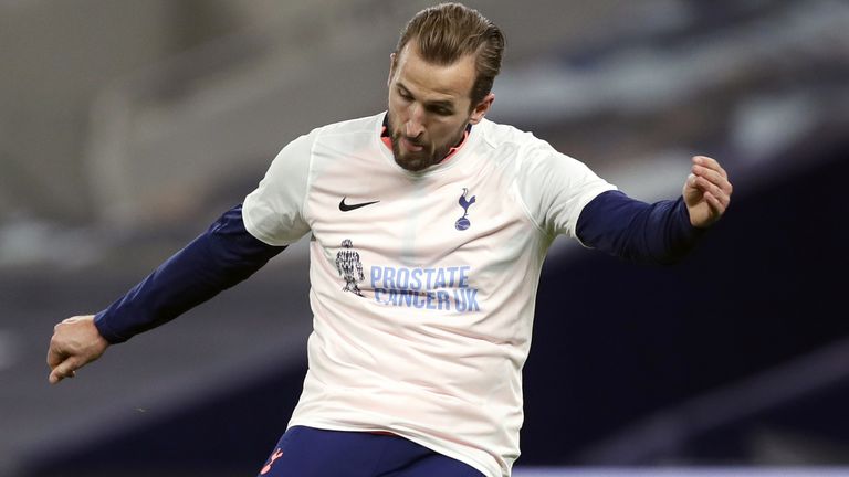 Harry Kane s'échauffant pour un match de Premier League la saison dernière portant un maillot de sensibilisation au cancer de la prostate au Royaume-Uni