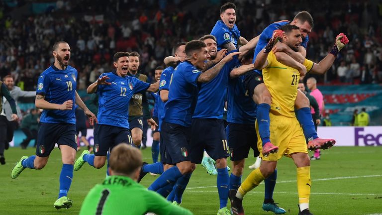 لاعبون إيطاليون يحتفلون بعد ركلات الترجيح في المباراة النهائية لكرة القدم يورو 2020 بين إنجلترا وإيطاليا في ويمبلي 