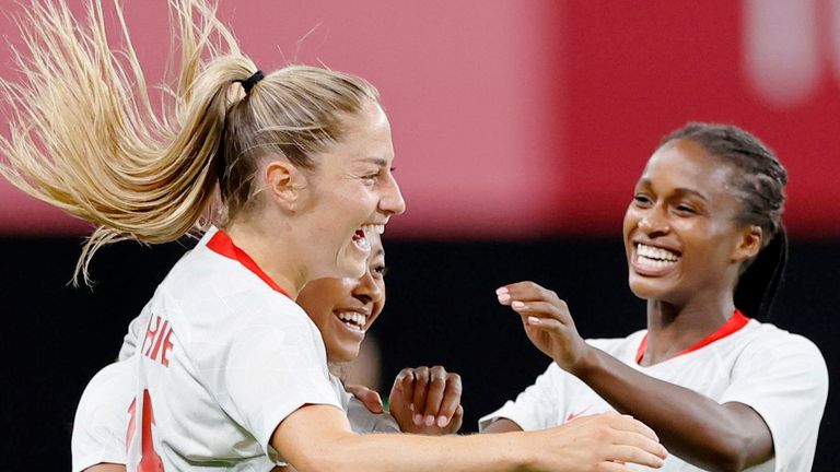 Janine Becky (izquierda) anotó los dos goles de Canadá en su victoria