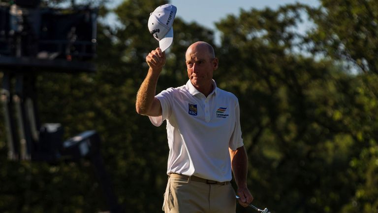 Jim Furyk salutes the crowd after winning the US Senior Open at Omaha Country Club