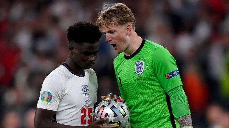 Jordan Pickford esulta per Bukayo Saka prima del calcio di rigore