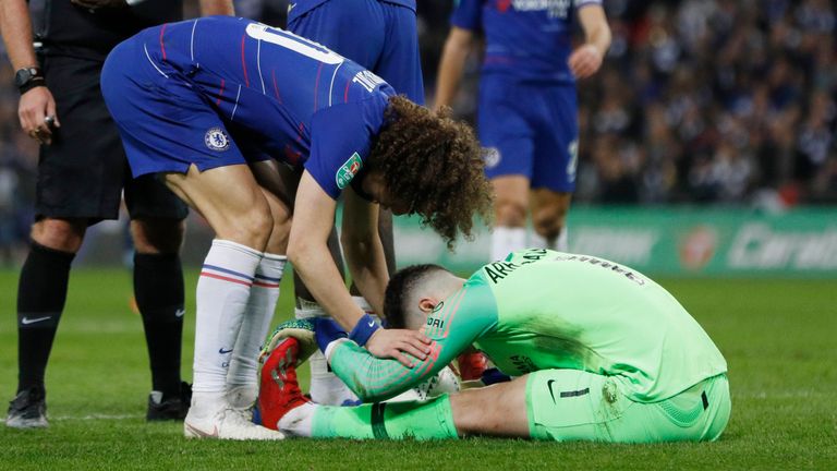 El portero del Chelsea Kepa sufrió lo que pareció ser un calambre durante la prórroga de la final de la Copa Carabao 2019 contra el Manchester City.