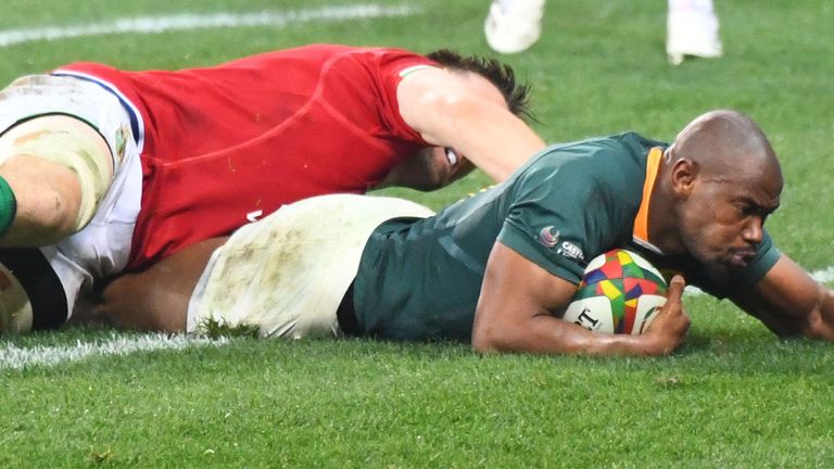 Makazole Mapimpi scores a try for South Africa against the Lions
