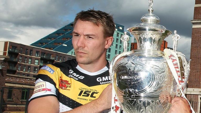 Rugby League - Tetley's Challenge Cup Final - Castleford Tigers v Leeds Rhinos - Press Call - The Tetley
Castleford Tigers' Michael Shenton and Leeds Rhinos' Kevin Sinfield (right) pose with the trophy during a press call at the Tetley, Leeds.