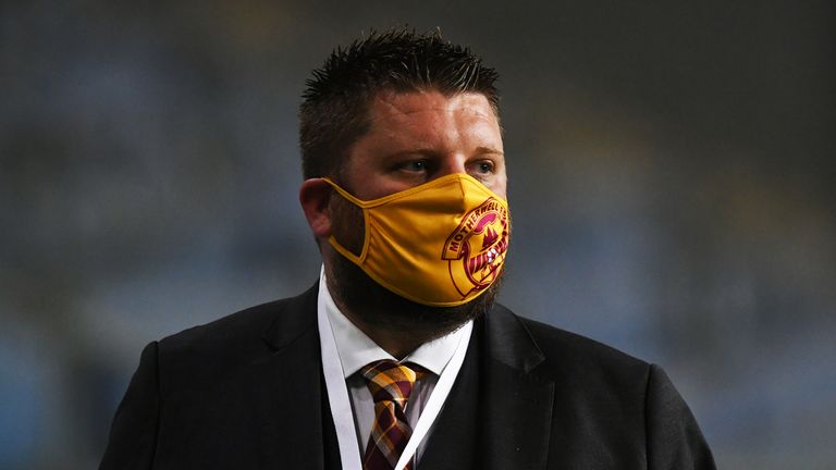 El director ejecutivo de Motherwell Alan Burrows durante la eliminatoria de la tercera ronda de la UEFA Europa League entre Happoel Beer Sheeva y Motherwell en el estadio HaMoshava el 24 de septiembre de 2020, en Petah Tivka, Israel.