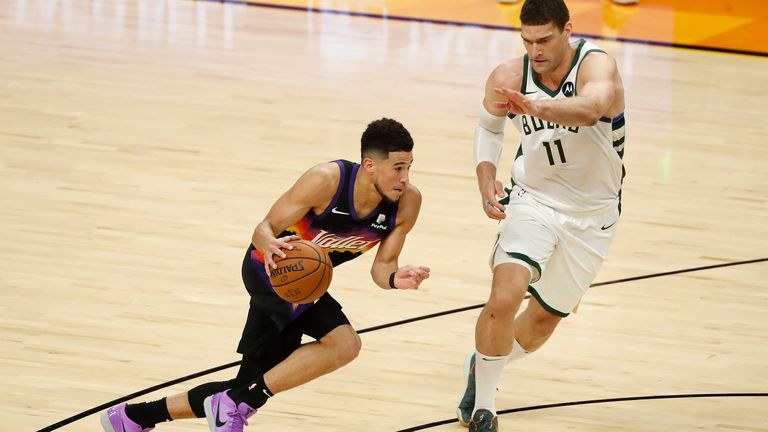 Devin Booker attacks Brook Lopez off the dribble