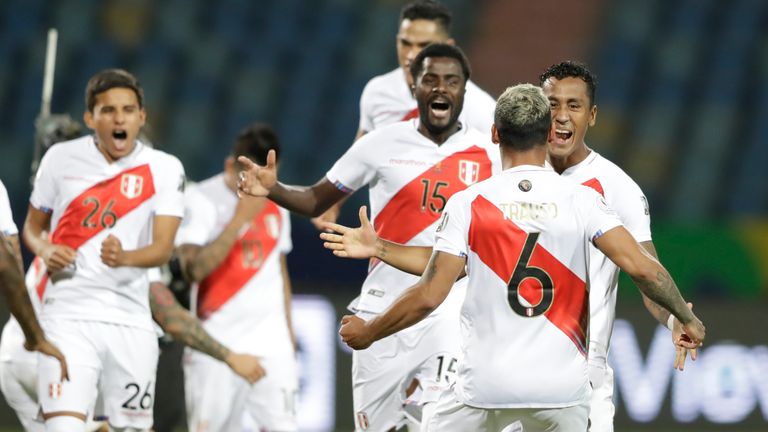 Jugadores peruanos celebran su victoria en cuartos de final de la Copa América sobre Paraguay
