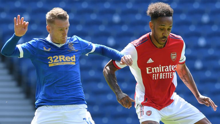 Steven Davis and Pierre-Emerick Aubameyang battle for the ball