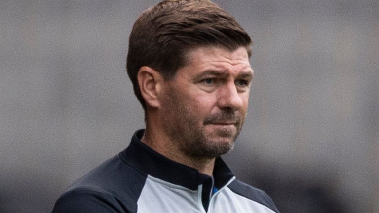 El técnico de los Rangers Steven Gerrard durante el amistoso de pretemporada contra Particle Thistle 