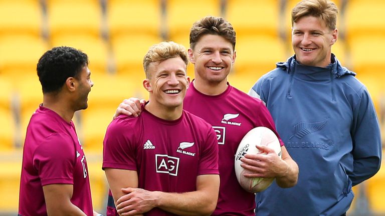 Richie Mo'unga, Damian McKenzie, Beauden Barrett y Jordie Barrett durante el entrenamiento