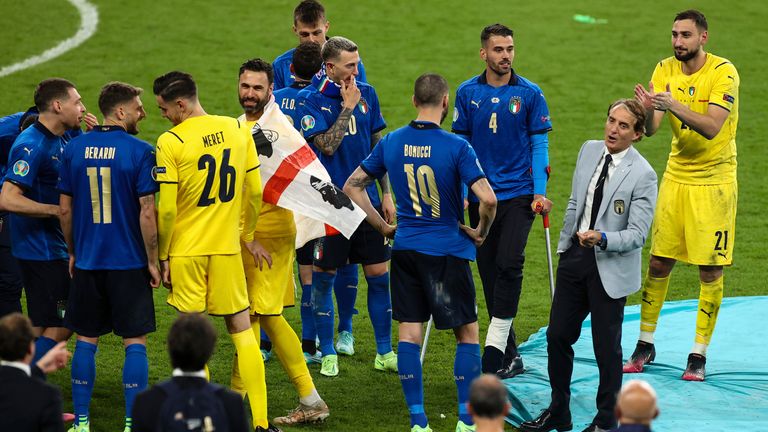 Roberto Mancini e i suoi giocatori festeggiano dopo aver vinto la finale di Euro 2020 ai rigori