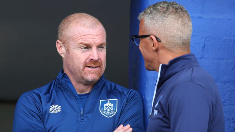 Sean Dyche et Keith Curle discutent avant le match amical de pré-saison à Boundary Park