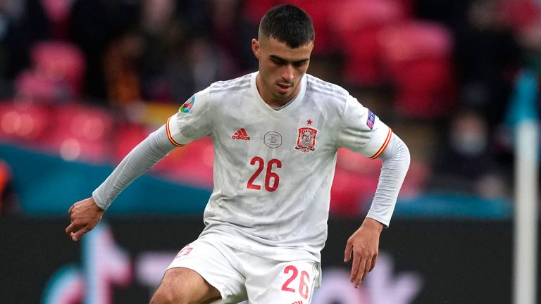 El español Pedri controla el balón durante la semifinal de la UEFA Euro 2020 entre Italia y España en Wembley.