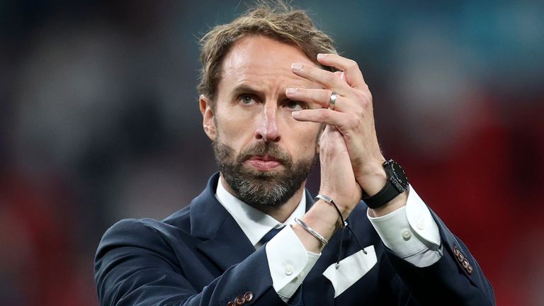 Gareth Southgate applaude i tifosi a Wembley dopo la sconfitta dell'Inghilterra