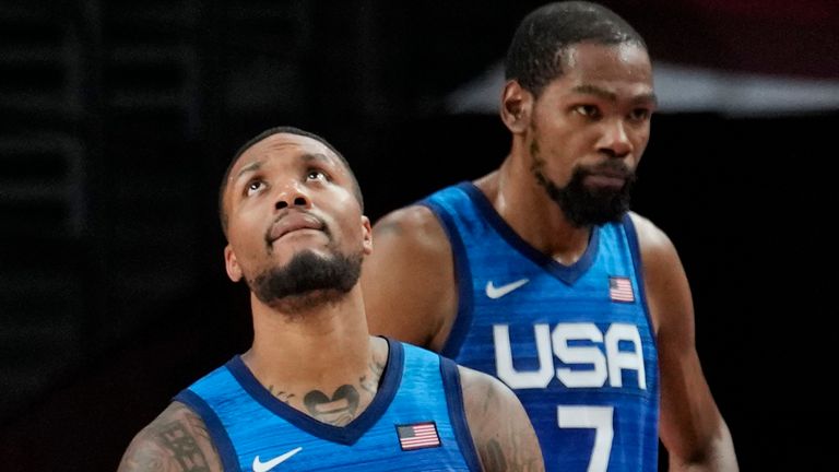 Les stars américaines Damian Lillard (à gauche) et Kevin Durant ont joué dans la défaite contre la France aux Jeux olympiques de Tokyo