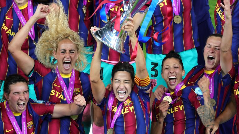 Vicky Losada de Barcelone soulève le trophée après sa victoire en finale de l'UEFA Women's Champions League