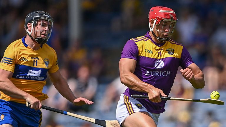 17 July 2021; Lee Chin of Wexford is chased by Tony Kelly of Clare during the GAA Hurling All-Ireland Senior Championship Round 1 match between Clare and Wexford at Semple Stadium in Thurles, Tipperary. Photo by Piaras .. M..dheach/Sportsfile