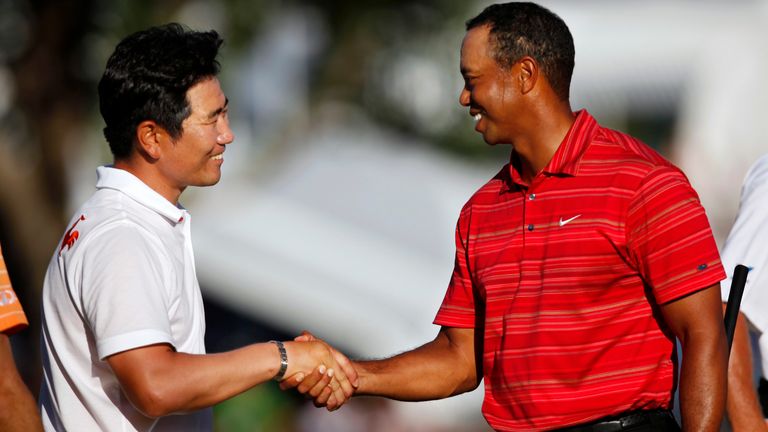 Anthony Souffle-asouffle@startribune.com..Chaska, MN -8/16/09-Fourth round of the 91st P GA Championship at Hazeltine National Golf Club. ..IN THIS PHOTO: ] Tiger Woods, right, congratulates Y. E. Yang on the 18th green after his Yang's three-stroke PGA victory. 