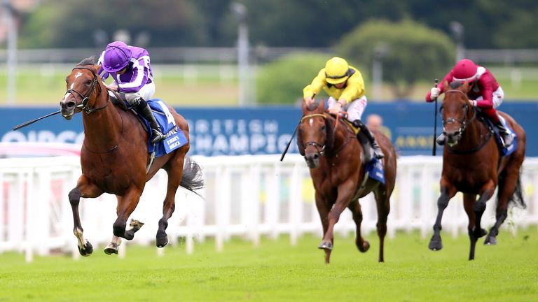 La basilique Saint-Marc montée par Ryan Moore (à gauche) remporte l'éclipse de corail le jour de l'éclipse de corail du festival d'été de corail 2021 à l'hippodrome de Sandown Park, Esher.