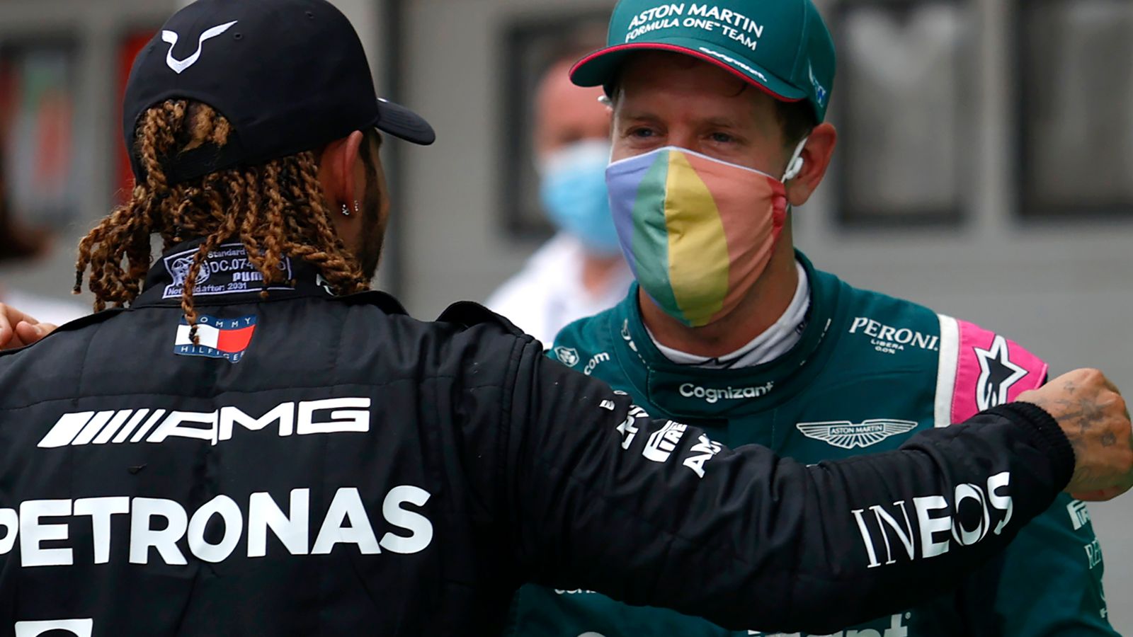 Lewis Hamilton drückt sein Mitgefühl für Sebastian Vettel aus, nachdem der Grand Prix von Ungarn disqualifiziert wurde