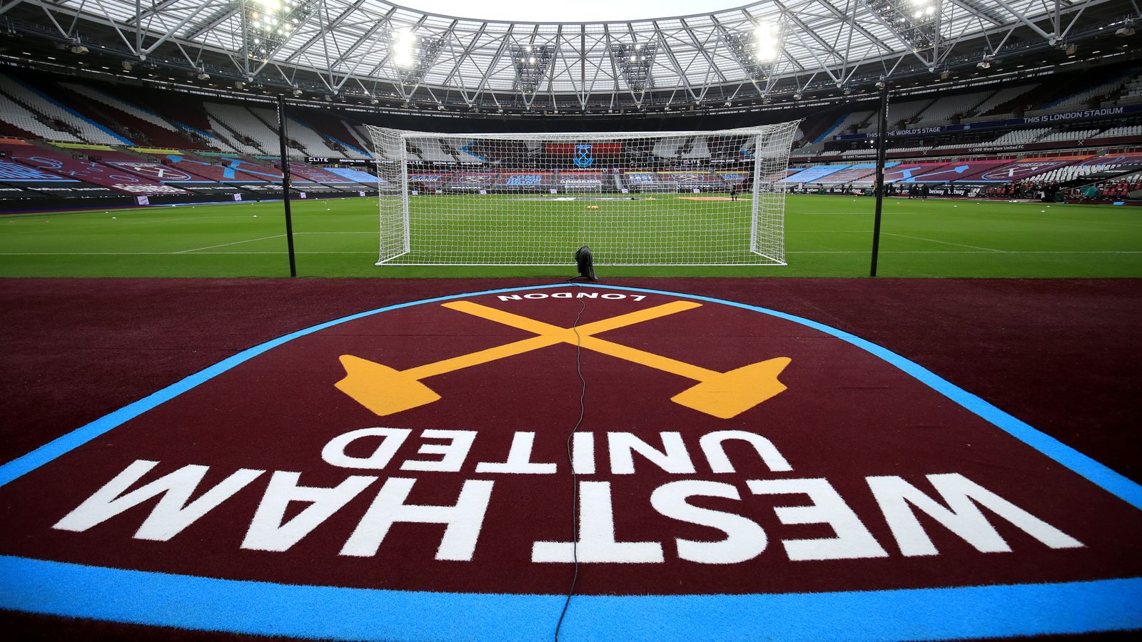 West Ham ‘geschokt’ door videobeelden van antisemitische gezangen van fans op vlucht naar België |  Voetbal Nieuws