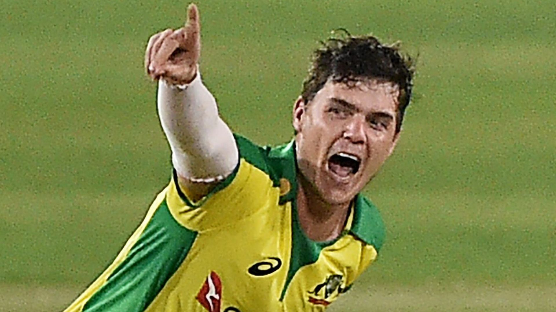 Australia edge Bangladesh in fourth T20