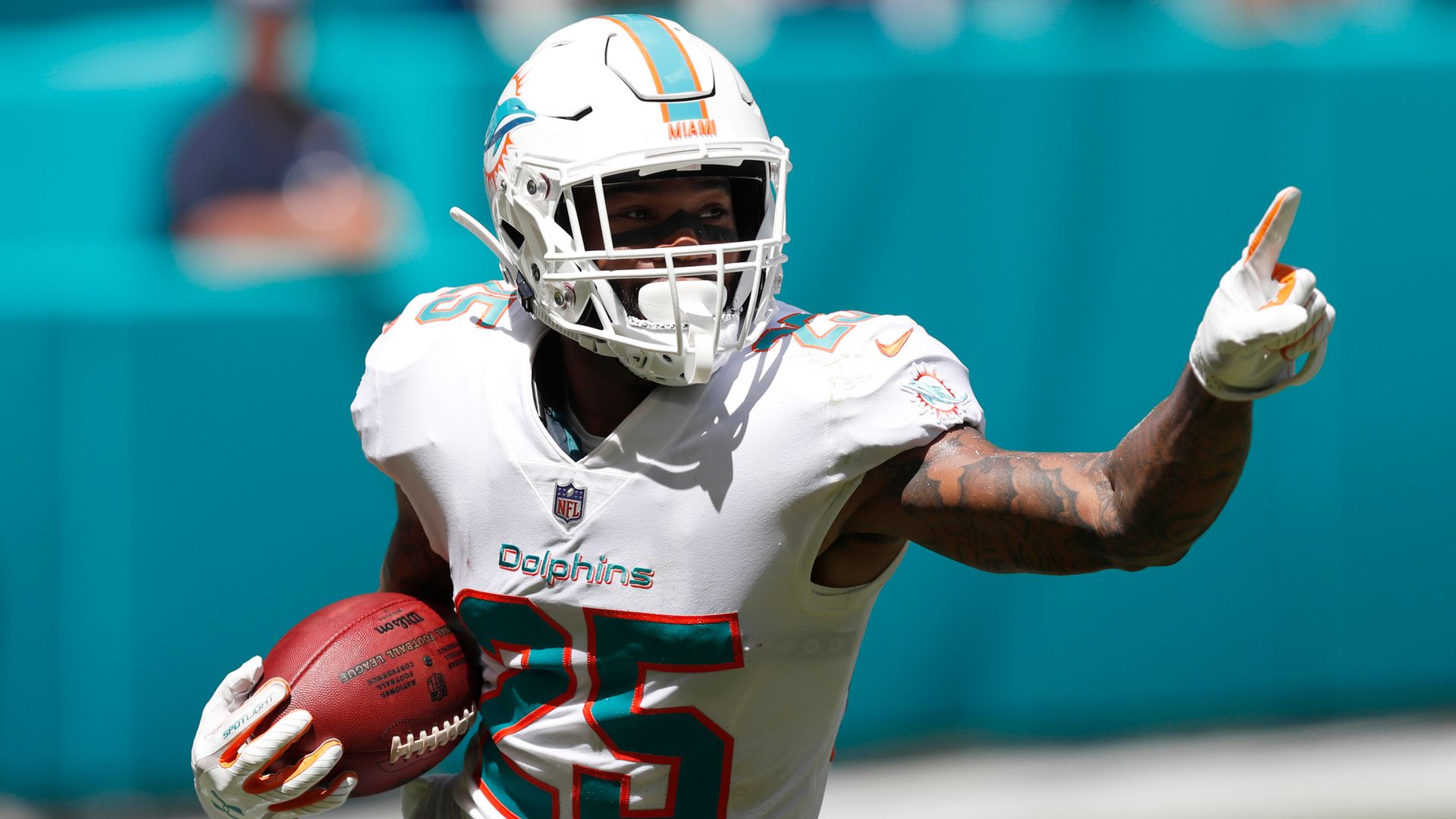 Howard, Dolphins agree to contract restructure