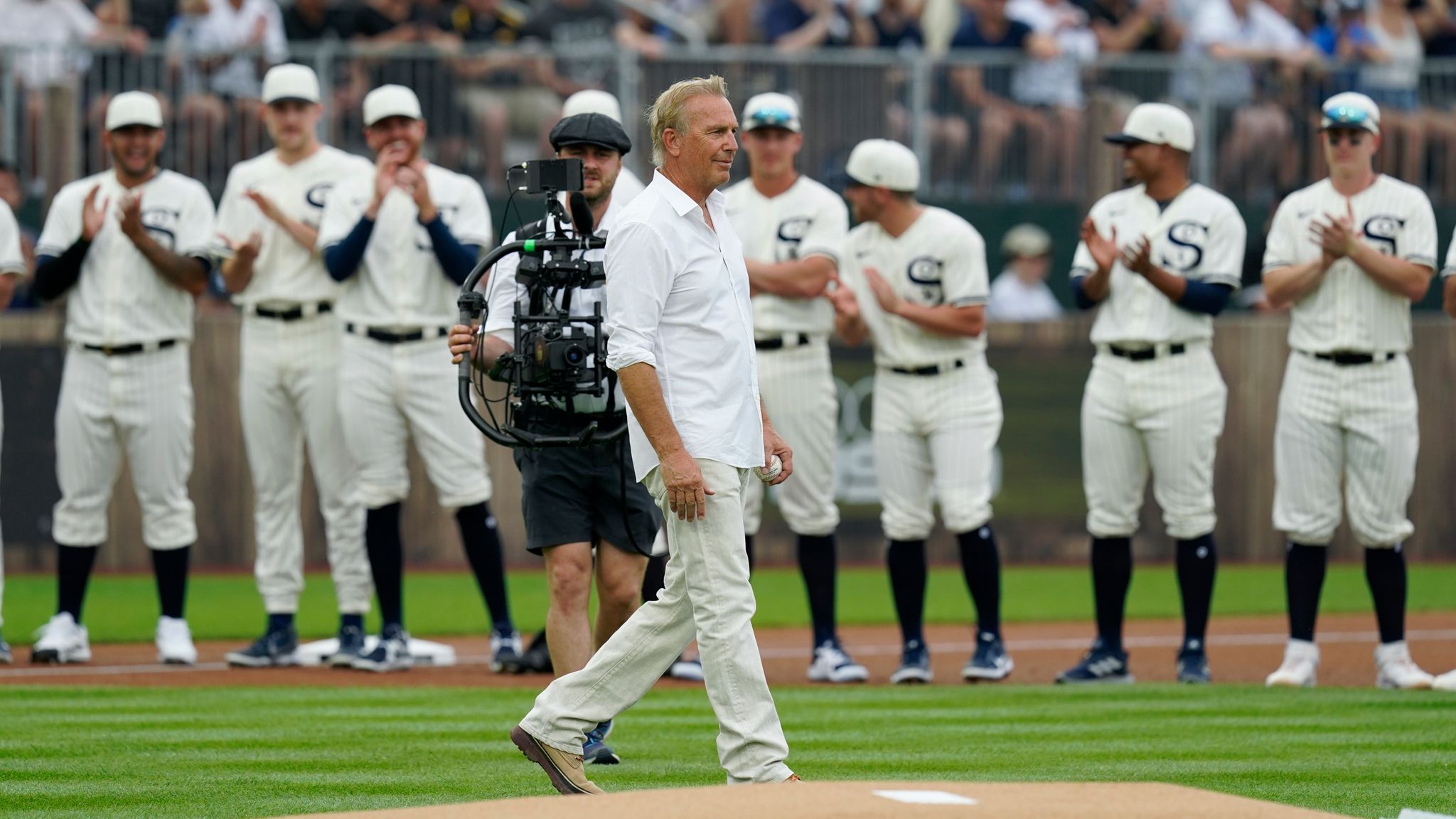 Kevin Costner returns to 'Field of Dreams' as Chicago White Sox