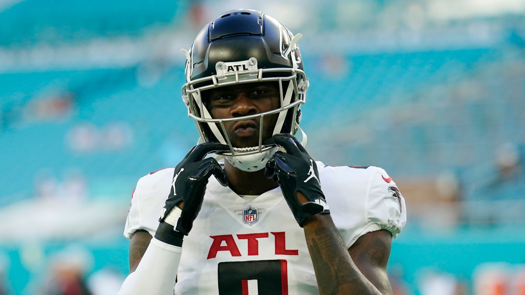 Kyle Pitts Returns Favor to Michael Vick, Signs No. 8 Falcons Jersey