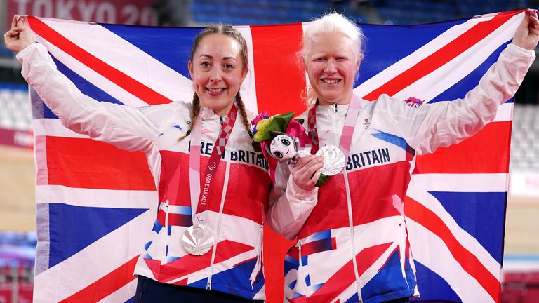   Aileen McGlynn y la piloto Helen Scott celebran en el podio