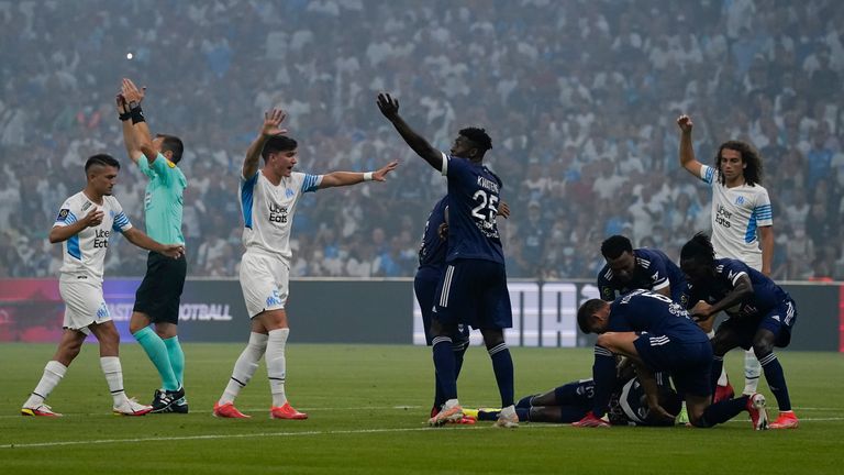 Samuel Kalu: Bordeaux striker collapses during Ligue 1 match against Marseille before briefly returning to the pitch.  Football News