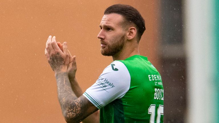 ÉDIMBOURG, ÉCOSSE – 08 AOÛT: Martin Boyle d'Hibernian applaudit les supporters locaux à plein temps lors d'un match de Premiership cinch entre Hibernian et le comté de Ross à Easter Road, le 08 août 2021, à Édimbourg, en Écosse.  (Photo de Ross Parker / Groupe SNS)