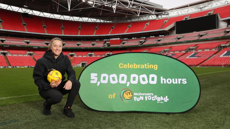 Casey Stoney en Wembley con McDonald & # 39; s para promover Fun Football