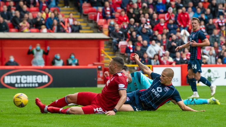 Christian Ramirez's late equaliser maintained Aberdeen's unbeaten start in the Scottish Premiership