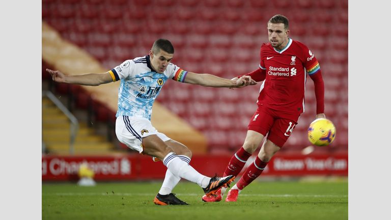 Liverpool v Wolverhampton Wanderers - Premier League - Anfield Wolverhampton Wanderers'  Conor Coady (à gauche) et Jordan Henderson de Liverpool se battent pour le ballon lors du match de Premier League à Anfield, Liverpool.  6 décembre 2020