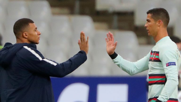 Le Français Kylian Mbappe et le Portugais Cristiano Ronaldo, à droite, se saluent à la fin du match de football de l'UEFA Nations League entre la France et le Portugal.