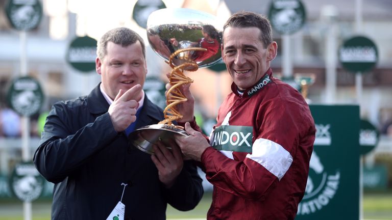 Davy Russell (kanan) dan Gordon Elliott merayakan setelah memenangkan Grand National 2018 dengan Tiger Roll