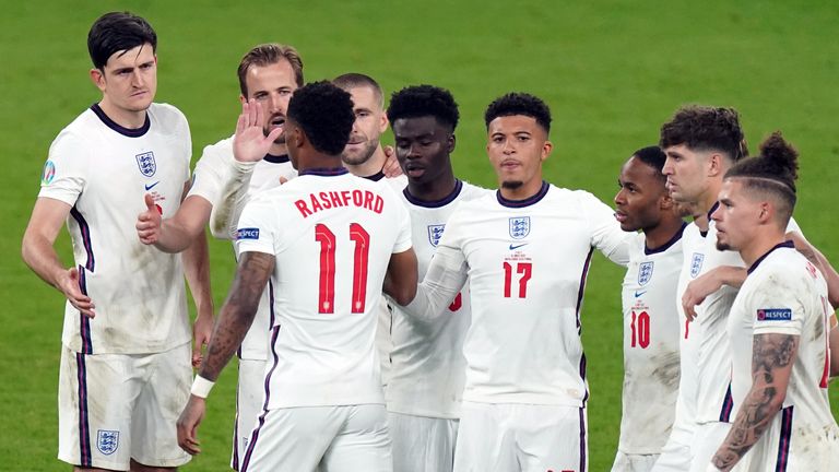 Marcus Rashford (L), Jadon Sancho (R) et Bukayo Saka (C) ont tous été la cible d'abus racistes en ligne après la finale de l'Euro 2020