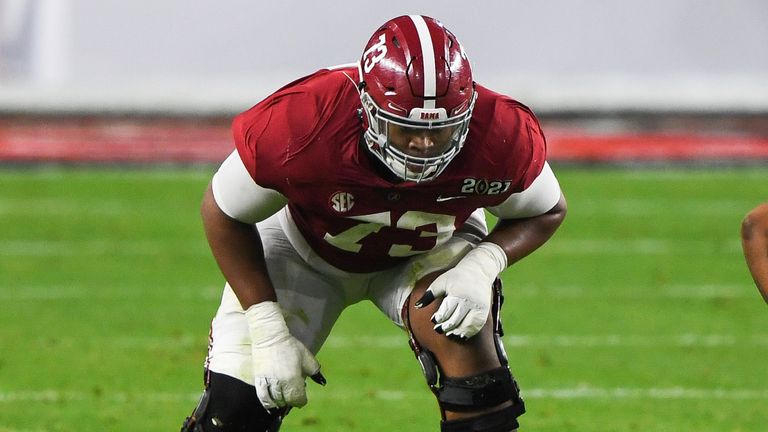 Evan Neal, liniero ofensivo de Alabama (AP)