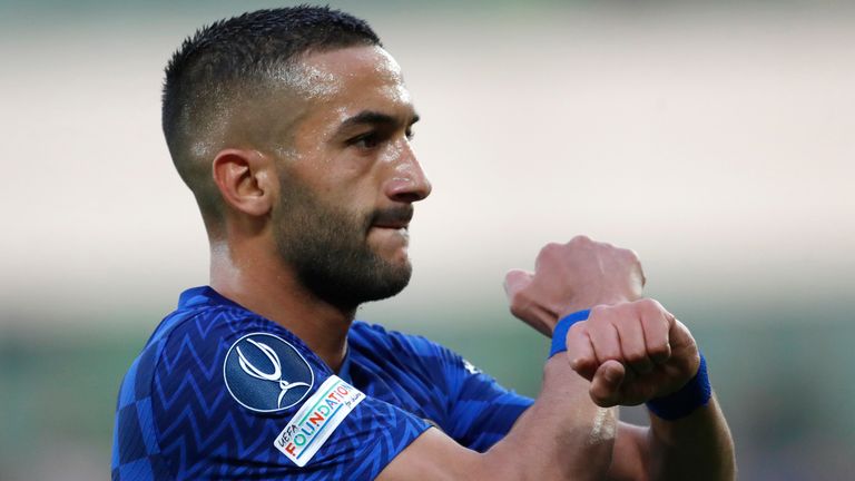 Chelsea-speler Hakim Ziyech viert feest na het scoren van het eerste doelpunt van zijn team tijdens de UEFA Super Cup-wedstrijd tussen Chelsea en Villarreal in Windsor Park in Belfast.