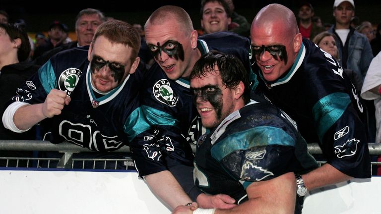 Sasha Lancaster of the Hamburg Sea Devils poses with supporters in 2005. (Photo by Martin Rose/Bongarts/Getty Images)