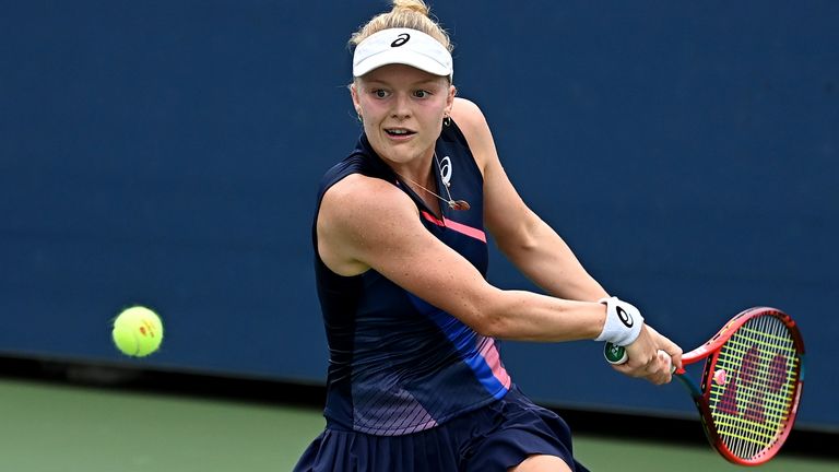 Harriet Dart returns a shot during a qualifying match at the 2021 US Open, Friday, Aug. 27, 2021 in Flushing, NY. (Pete Staples/USTA)