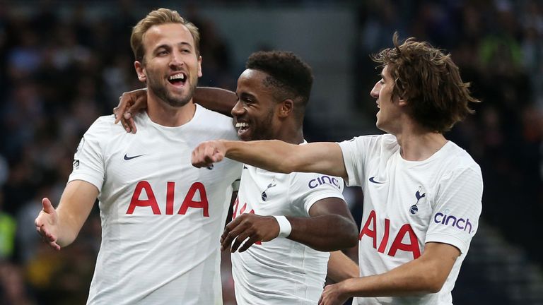 Harry Kane celebra su gol con Ryan Sessegnon y Brian Gill 