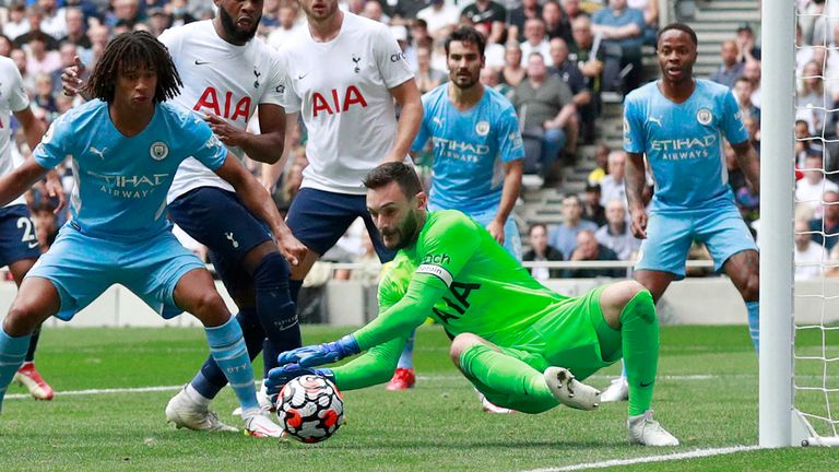 Hugo Lloris colpisce la palla sul primo palo